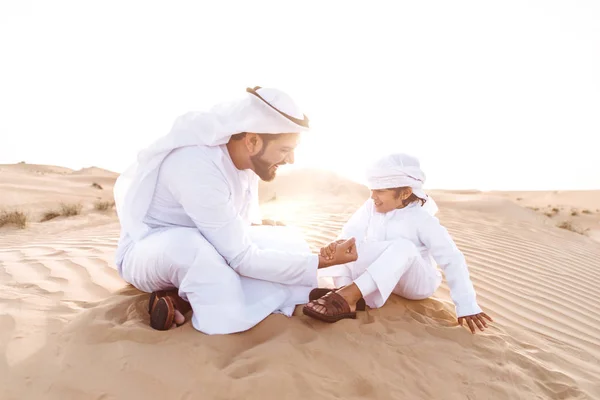 Батько і син проводять час у пустелі — стокове фото