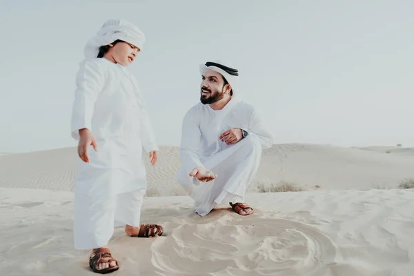 Père et fils passent du temps dans le désert — Photo