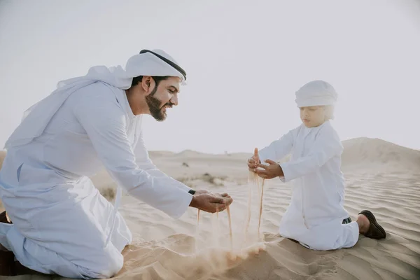 Πατέρα και γιο δαπάνες του χρόνου στην έρημο — Φωτογραφία Αρχείου