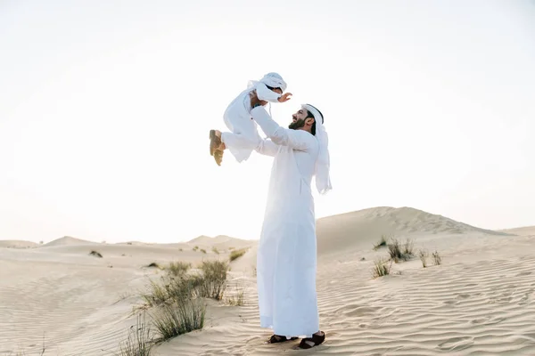 Отец и сын проводят время в пустыне — стоковое фото