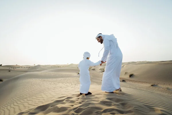 아버지와 아들은 사막에서 시간을 보내고 — 스톡 사진