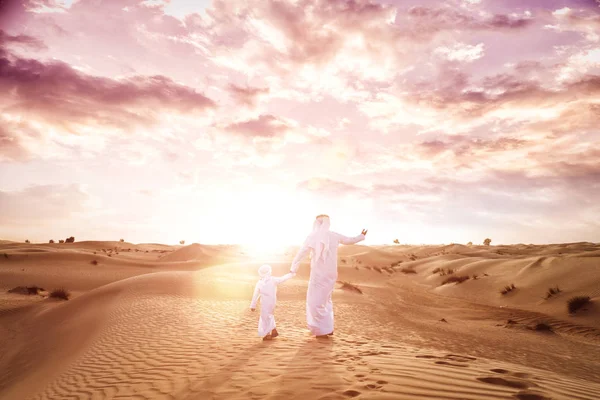 父と息子、砂漠で時間を過ごす — ストック写真