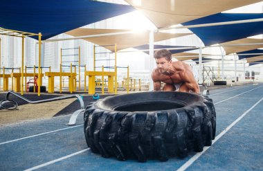 Güzel adam dışarı ve farklı işi açık egzersizleri 