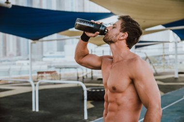 Güzel adam dışarı ve farklı işi açık egzersizleri 