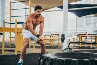 Güzel adam dışarı ve farklı işi açık egzersizleri 