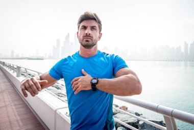 Güzel adam dışarı ve farklı işi açık egzersizleri 