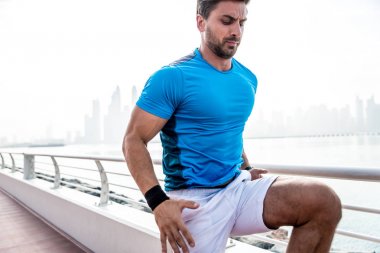 Güzel adam dışarı ve farklı işi açık egzersizleri 