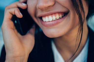 Genç iş kadını portre açık ayarla