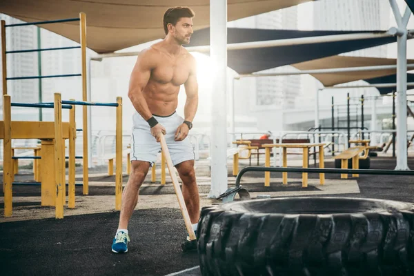Beautiful man doing work out and different exercises outdoor — Stock Photo, Image