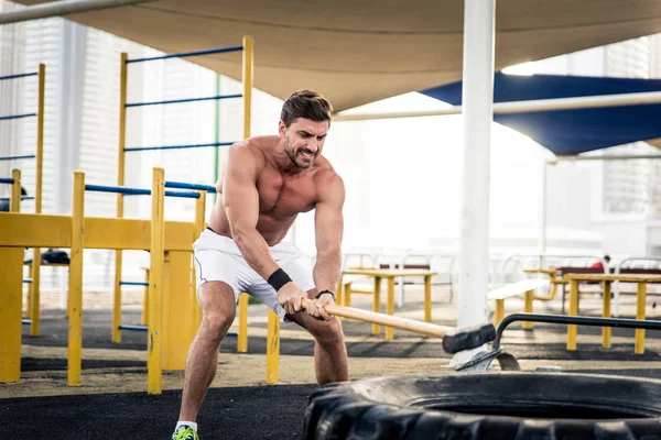 Bel homme faisant de l'exercice et différents exercices en plein air — Photo