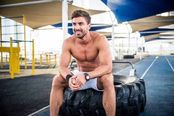 Beautiful man doing work out and different exercises outdoor — Stock Photo, Image