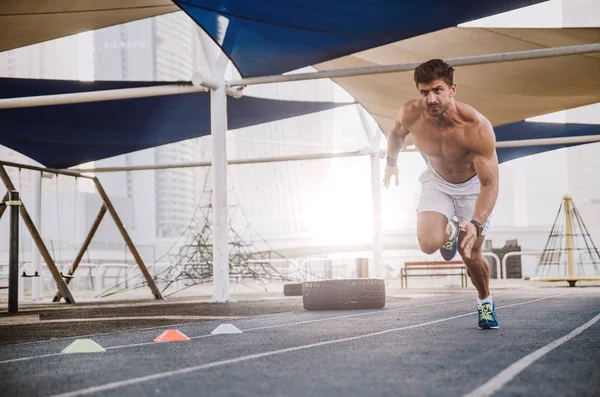 Человек занимается спортом и различными упражнениями на свежем воздухе — стоковое фото