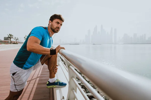 Bel homme faisant de l'exercice et différents exercices en plein air — Photo