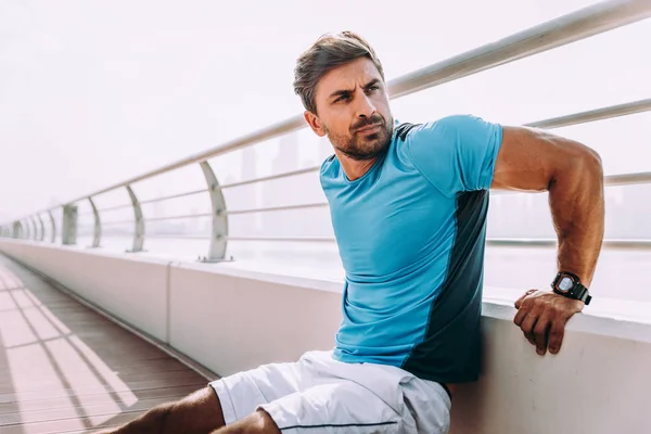 Homem bonito fazendo exercício e exercícios diferentes ao ar livre — Fotografia de Stock