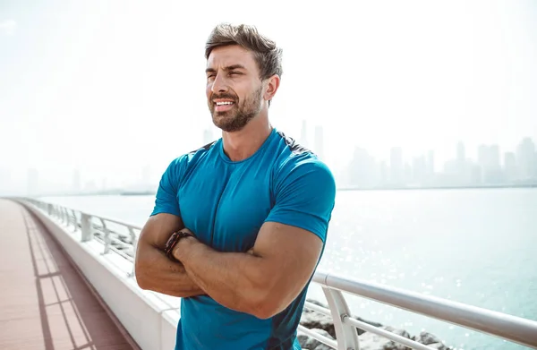 Homem bonito fazendo exercício e exercícios diferentes ao ar livre — Fotografia de Stock