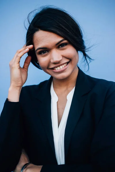 Jovem empresária retrato conjunto ao ar livre — Fotografia de Stock