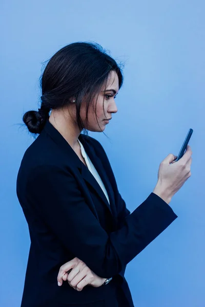 Jonge zakelijke vrouw portret buiten instellen — Stockfoto