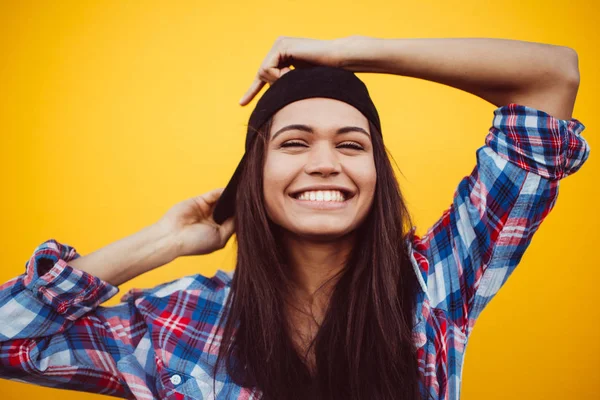 Счастливый портрет подростка на цветном фоне — стоковое фото