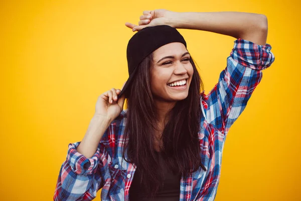 Retrato adolescente feliz em fundos coloridos — Fotografia de Stock