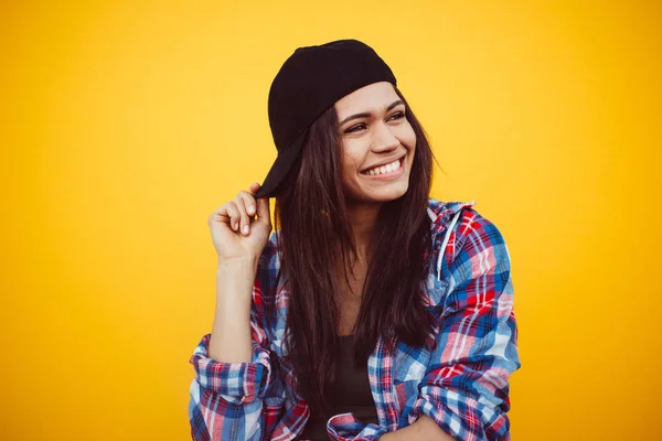 Glücklich Teenager Porträt auf farbigen Hintergründen — Stockfoto