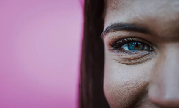 Mulher bonita e seus olhos azuis, macro tiro — Fotografia de Stock