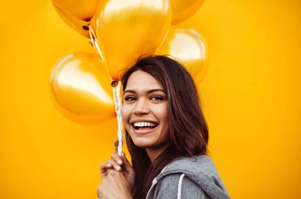 Mutlu genç portre renkli arka plan üzerinde — Stok fotoğraf
