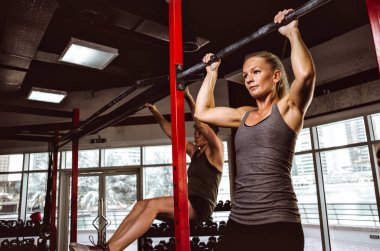 Aktif insanlar fonksiyonel eğitim salonunda olun.