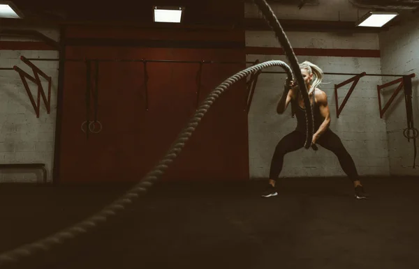 Mooie jonge vrouw training in de sportschool — Stockfoto