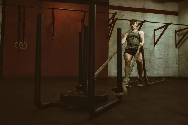 Schöne junge Frau beim Training in der Turnhalle — Stockfoto