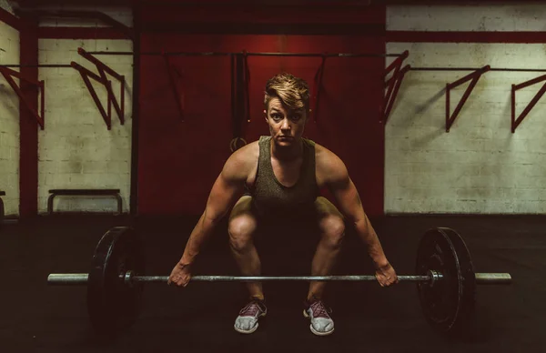 Schöne junge Frau beim Training in der Turnhalle — Stockfoto