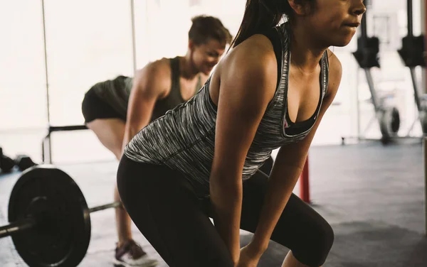 Aktiva människor göra funktionell träning i gymmet — Stockfoto