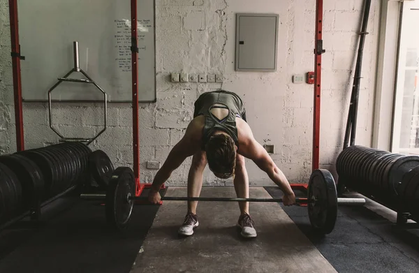 Hermosa joven entrenando en el gimnasio — Foto de Stock