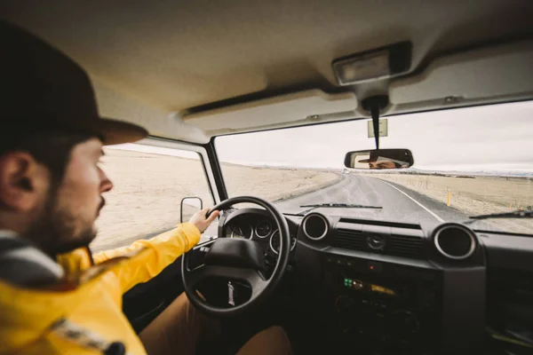 Conduite sur les routes glacées, visite en Islande — Photo