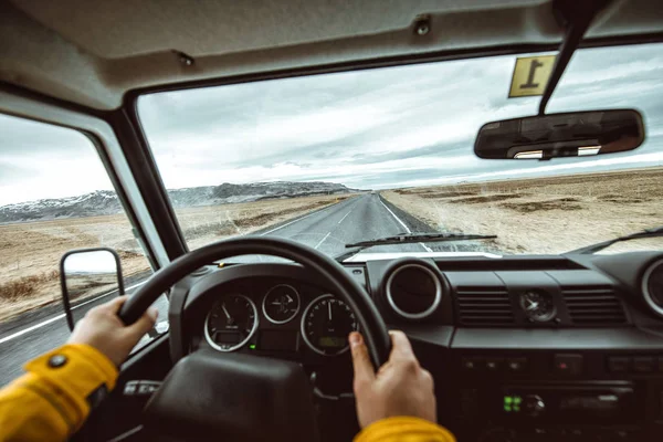 Conducir por las carreteras de hielo, gira en Islandia —  Fotos de Stock
