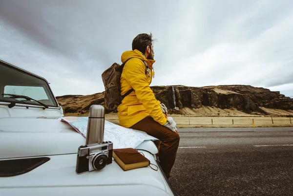 Explorador no passeio icelandic, viajando através iceland descobrir — Fotografia de Stock