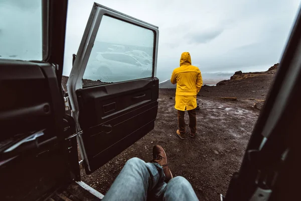 Explorador no passeio icelandic, viajando através iceland descobrir — Fotografia de Stock