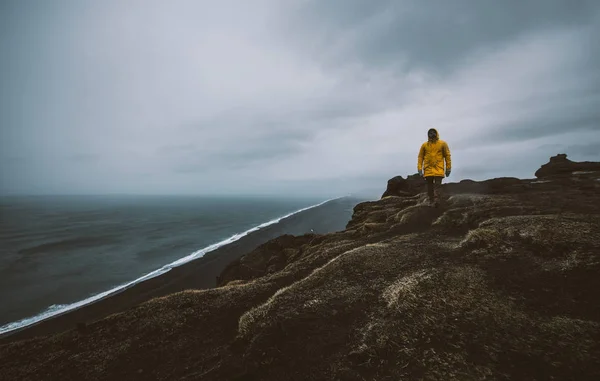 Explorador no passeio icelandic, viajando através iceland descobrir — Fotografia de Stock