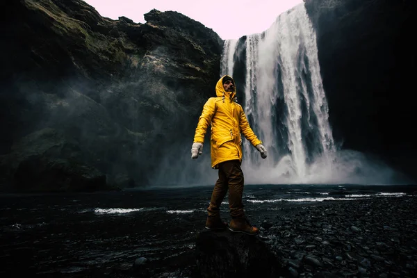 Explorator în turul icelandic, care călătorește prin iceland descoperă — Fotografie, imagine de stoc