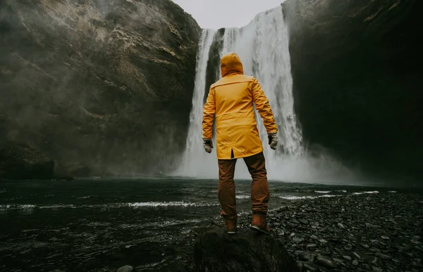 Explorador no passeio icelandic, viajando através iceland descobrir — Fotografia de Stock