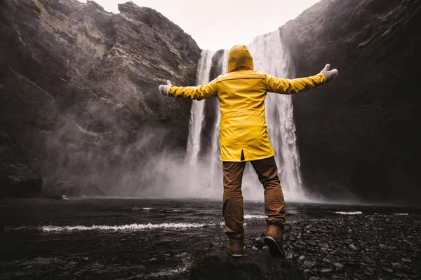 Explorador no passeio icelandic, viajando através iceland descobrir — Fotografia de Stock