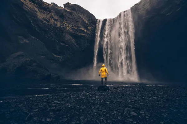Explorer-Izlandi turnézik áthaladó Izland fede — Stock Fotó