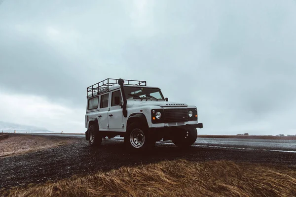 Reykjavik ISLANDE, le 14 avril 2018. La jeep Land rover defender — Photo