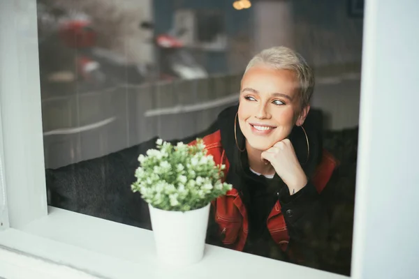 IJslandse mooie vrouw levensstijl momenten in Reykjavik — Stockfoto