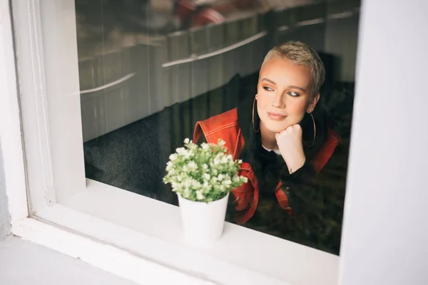 Isländska vacker kvinna livsstil stunder i Reykjavik — Stockfoto