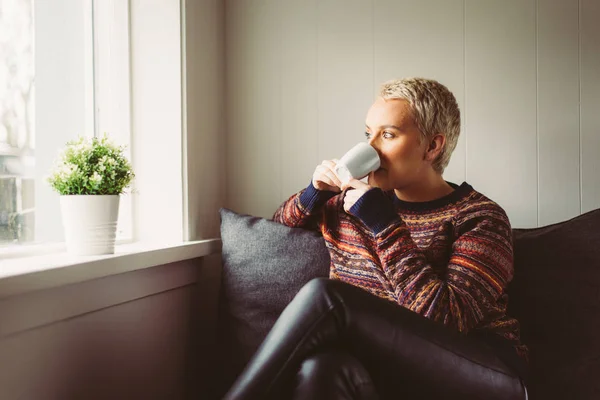 Islandés hermosa mujer momentos de estilo de vida en Reykjavik — Foto de Stock