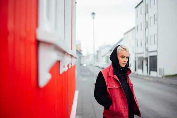 IJslandse mooie vrouw levensstijl momenten in Reykjavik — Stockfoto