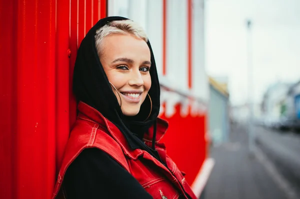 IJslandse mooie vrouw levensstijl momenten in Reykjavik — Stockfoto