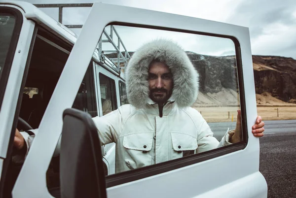 Explorer on the icelandic tour, traveling across iceland discove — Stock Photo, Image