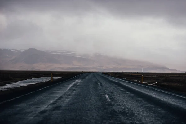 Condução nas estradas icelânticas, passeio na Islândia — Fotografia de Stock