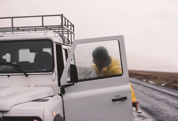 Conduite sur les routes glacées, visite en Islande — Photo